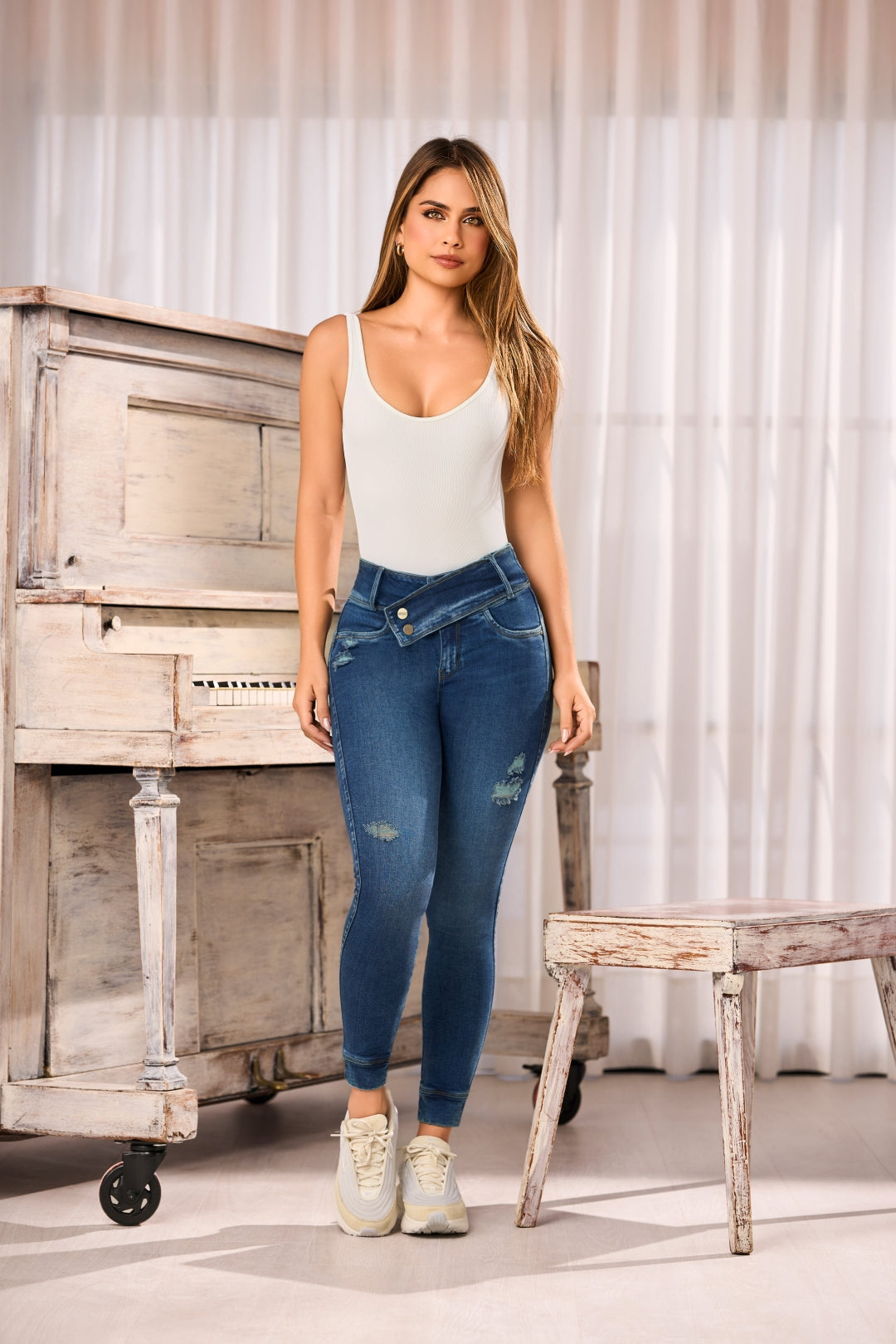 JEAN PUSH UP TIRO ALTO PRETINA CRUZADA